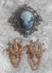 Вінтажні брошки якір з підвісом та зображення дівчини