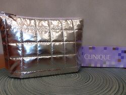 Косметичка срібна Clinique.