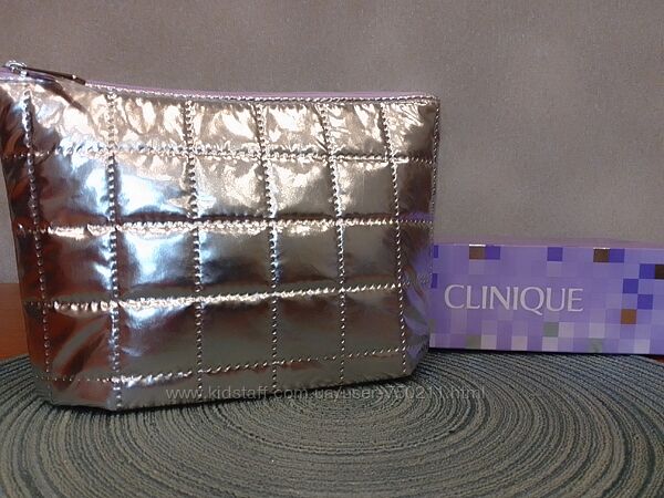 Косметичка срібна Clinique.