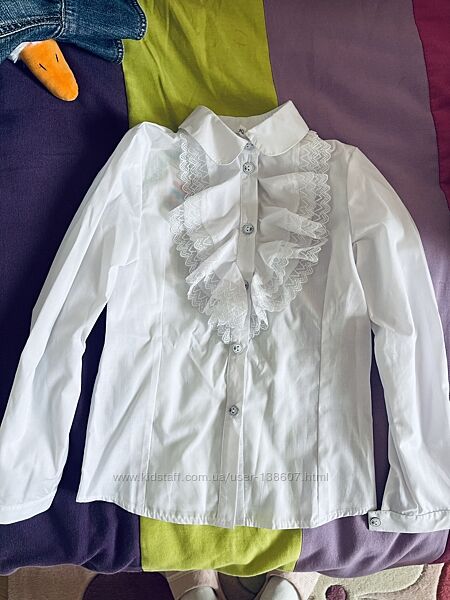 Біла блузка для стильної школярки