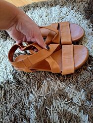 Кожаные босоножки 