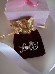 Брошка LOVE з перлиною