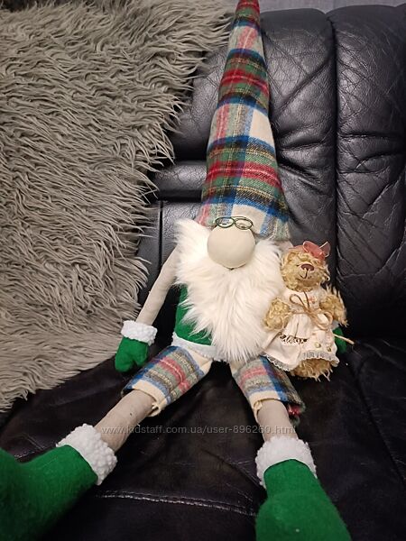 сіро-зелений скандинавський гном в окулярах