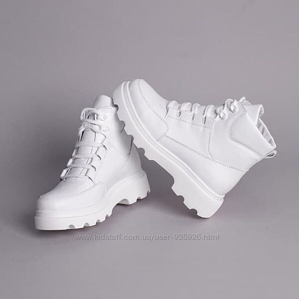 Білі й бежеві зимові черевики