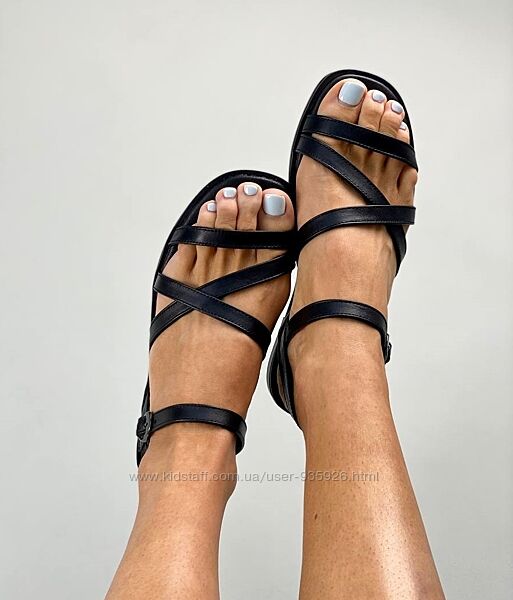 Чорні, білі, й бежеві босоніжки