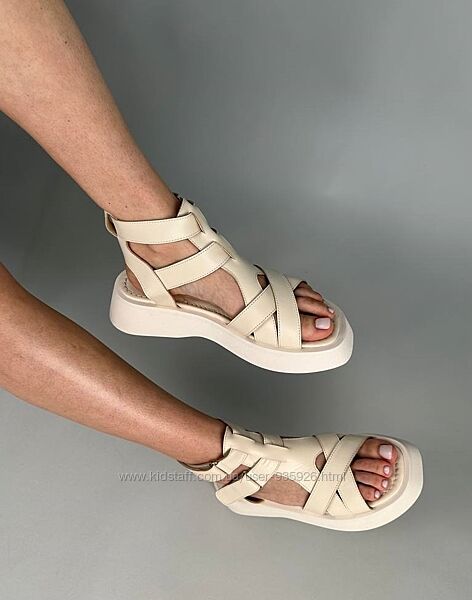 Білі, чорні, коричневі, молочні босоніжки