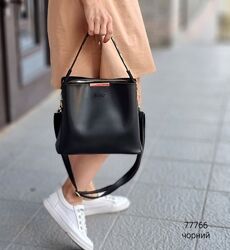 Чорна сумка жіноча середнього розміру через плече сумочка кроссбоді 