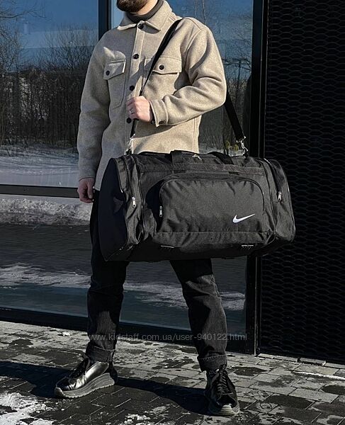Зручна та велика сумка для тренувань або подорожей Nike