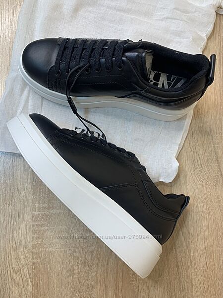 Чорні шкіряні кросівки Zara
