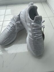 Кросівки Adidas Swift Run 22, устілка 26 см, світло - сірого кольору, нові.