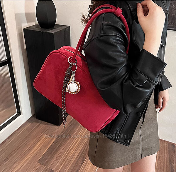 Сумка женская замшевая на плечо с брелком-подвеской, красная, багет, боу