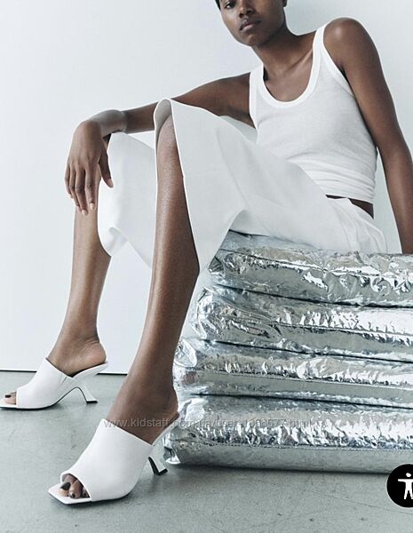 Кожаные белые босоножки Zara
