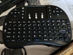 Бездротова міні-клавіатура з тачпадом