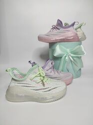 Бомбезные текстильные кроссовки