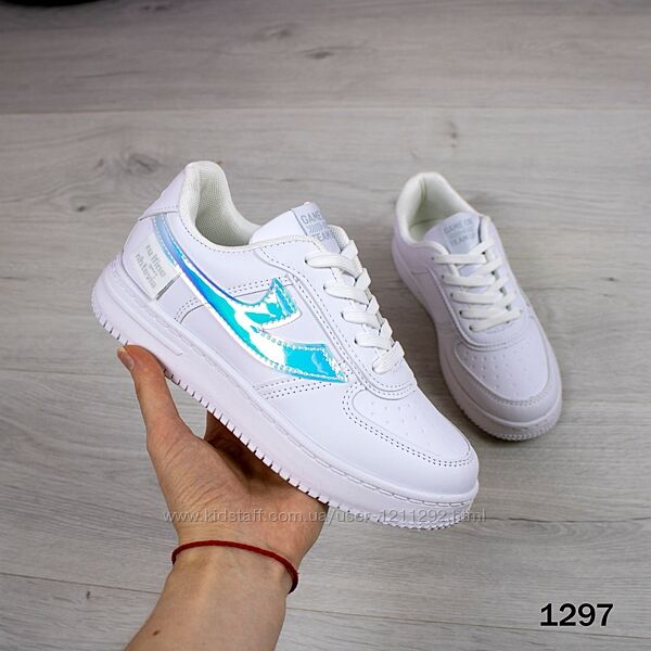 Кросівки з перламутровими вставками