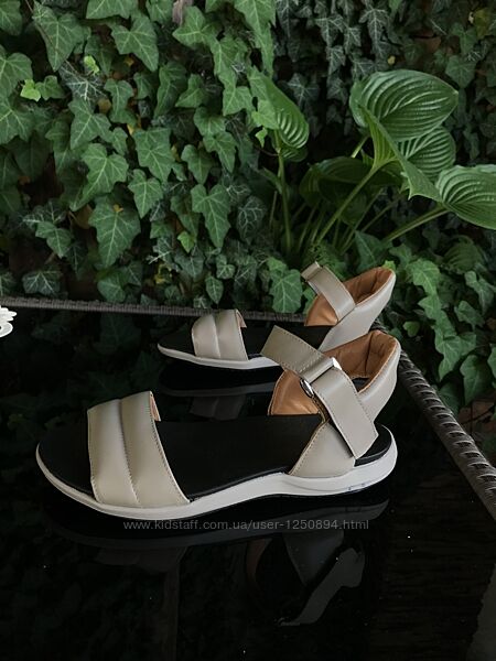 Новые женские босоножки на низком ходу 37 р беж узкий на липучке мягкие