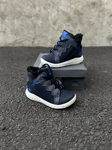 Водовідштовхувальні зимові черевики ECCO.