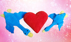 Подушка серце червона плюшева вязана