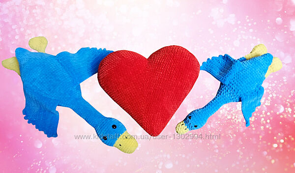 Подушка серце червона плюшева вязана