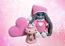 Вязана зайка, серце, каганець. В´язані іграшки амігурумі.