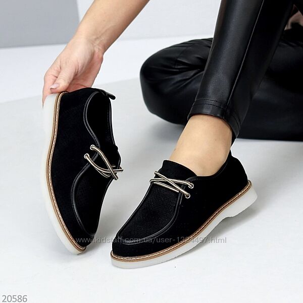 Легкі чорні туфлі з перфорацією на весну доступна ціна Код 20586