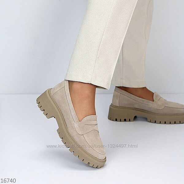 Демісезонні жіночі туфлі лофери бежеві замшеві  Код 16740