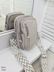 Невелика сумочка, можна носити і на талії, є спеціальне кріплення КОД 90071