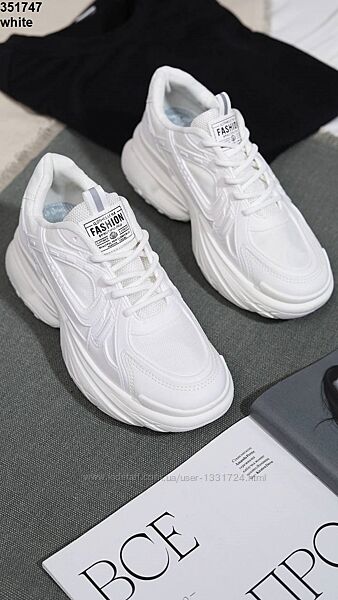 Белые кроссовки женские