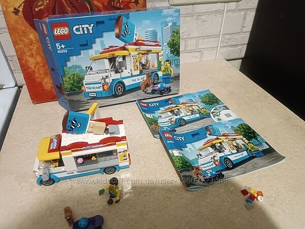 Конструктор LEGO City Фургон із морозивом 200 деталей 60253 , 5років