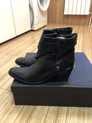 Низькі ковбойки з металевим декором.