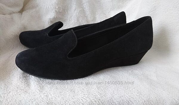 Замшеві лофери на танкетці