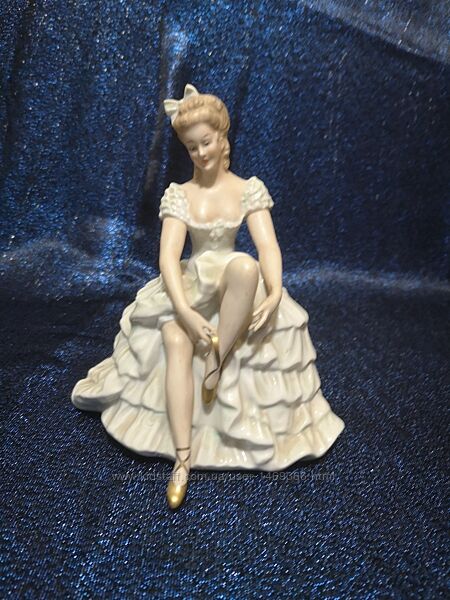 Антикварная фарфоровая статуэтка Балерина надевает пуанты