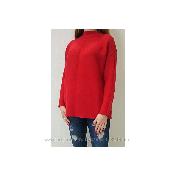 Свитер из плотного трикотажа красного цвета