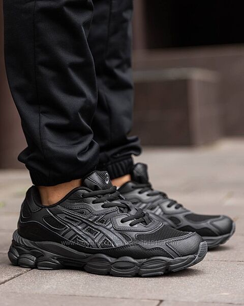 p.41  Asics Gel-NYC Black Edition  AS014
