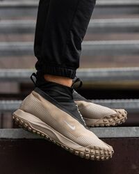 p.41-44    Nike ACG Mountain Fly Gore-Tex Beige Black   NK179