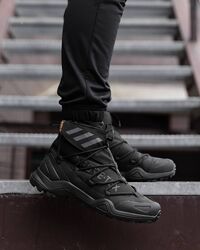 p.41-45  Adidas Terrex High Gore-Tex Black  AD099
