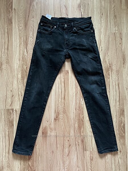 джинсы чёрные Levis с красивыми потертостями. 