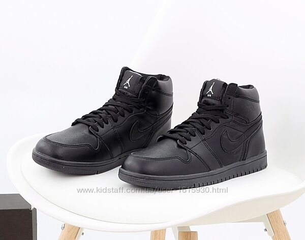 Зимові чоловічі кросівки Nike Air Jordan 1 Retro (41-45) Хутро Арт 13063 Виробник В´єтнам Верх Натуральна шкіра Всередині Хутро Підошва Гума Розміри: 41й(26см), 42й(26.5см), 43й(27,5см), 44й(28см), 45й(28,5см)
