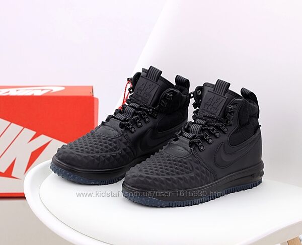 Демісезонні чоловічі кросівки Nike Lunar Force 1 Duckboot 17 (41-45) Арт 11678 Виробник В´єтнам Верх Шкіра/Гума Підошва Гума Розміри: 41й(26см), 42й(26.5см), 43й(27,5см), 44й(28см), 45й(28,5см) Ціна 1900 грн