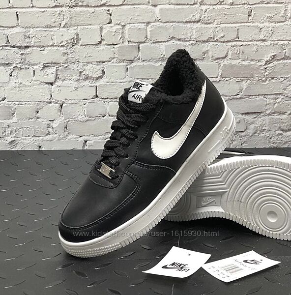 Зимові унісекс чоловічі жіночі кросівки Nike Air Force (36-45) Хутро Арт 12354 Виробник В´єтнам Верх Шкіра Всередині Хутро Підошва Поліуретан Розміри: 36-45