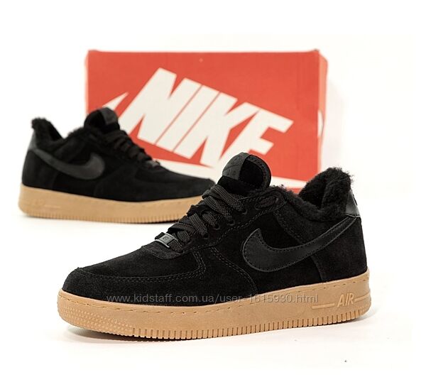 Зимові унісекс чоловічі жіночі кросівки Nike Air Force (36-45) ХУТРО Арт 12349 Виробник В´єтнам Верх Замш Всередині Хутро Підошва Поліуретан Розміри: 36, 37, 38, 39, 40, 41. 42. 43. 44. 45