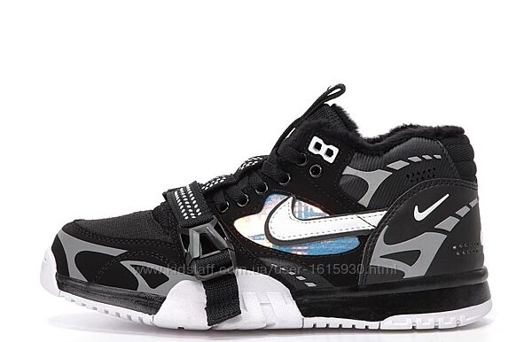 Зимові чоловічі кросівки Nike Air Trainer 1 SP (40-46) Хутро Арт 14454 Виробник В´єтнам Верх Текстиль Всередині Хутро Підошва Гума Розміри: 40й(25.5см), 41й(26см), 42й(26,5см), 43й(27,5см), 44й(28см), 45й(28,5см), 46й(29см)