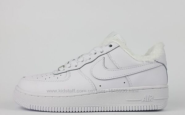 Зимові жіночі кросівки Nike Air Force 1 (37-41) Хутро Арт 4033 Виробник В´єтнам Верх Шкіра Всередині Хутро Підошва Гума Розміри: 37й(23,5см), 38й(24см), 39й(24,5см), 40й(25,5см), 41й(26см)