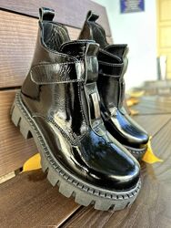 Демісезонні чобітки з лакованої натуральної шкіри р.32,33,35,36