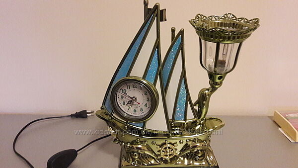 Нічний світильник з годинником у вигляді парусного корабля