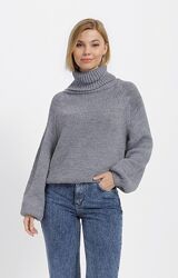 Женский свитер с объемными рукавами и высоким горлом