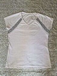 Натуральная белая футболка с орнаментом.