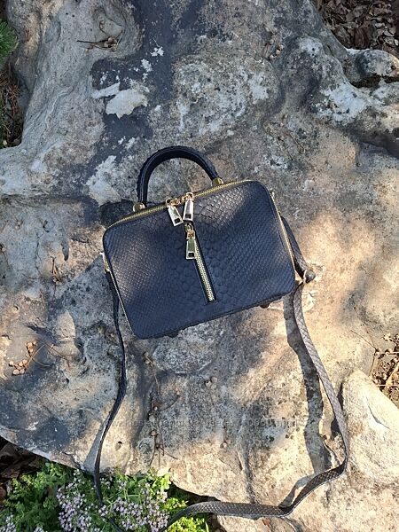 Удобная и вместительная сумочка из премиум кожи питона 