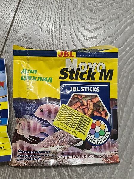 Корм для рибок,  початий.