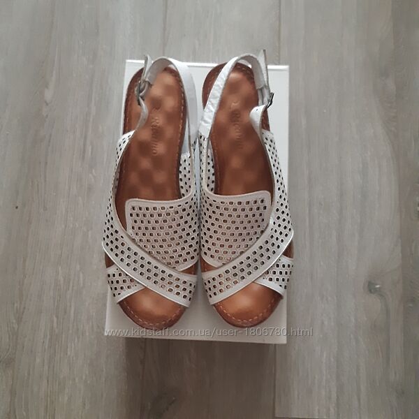 Женские босоножки фирмы Ricamo. Размер 41